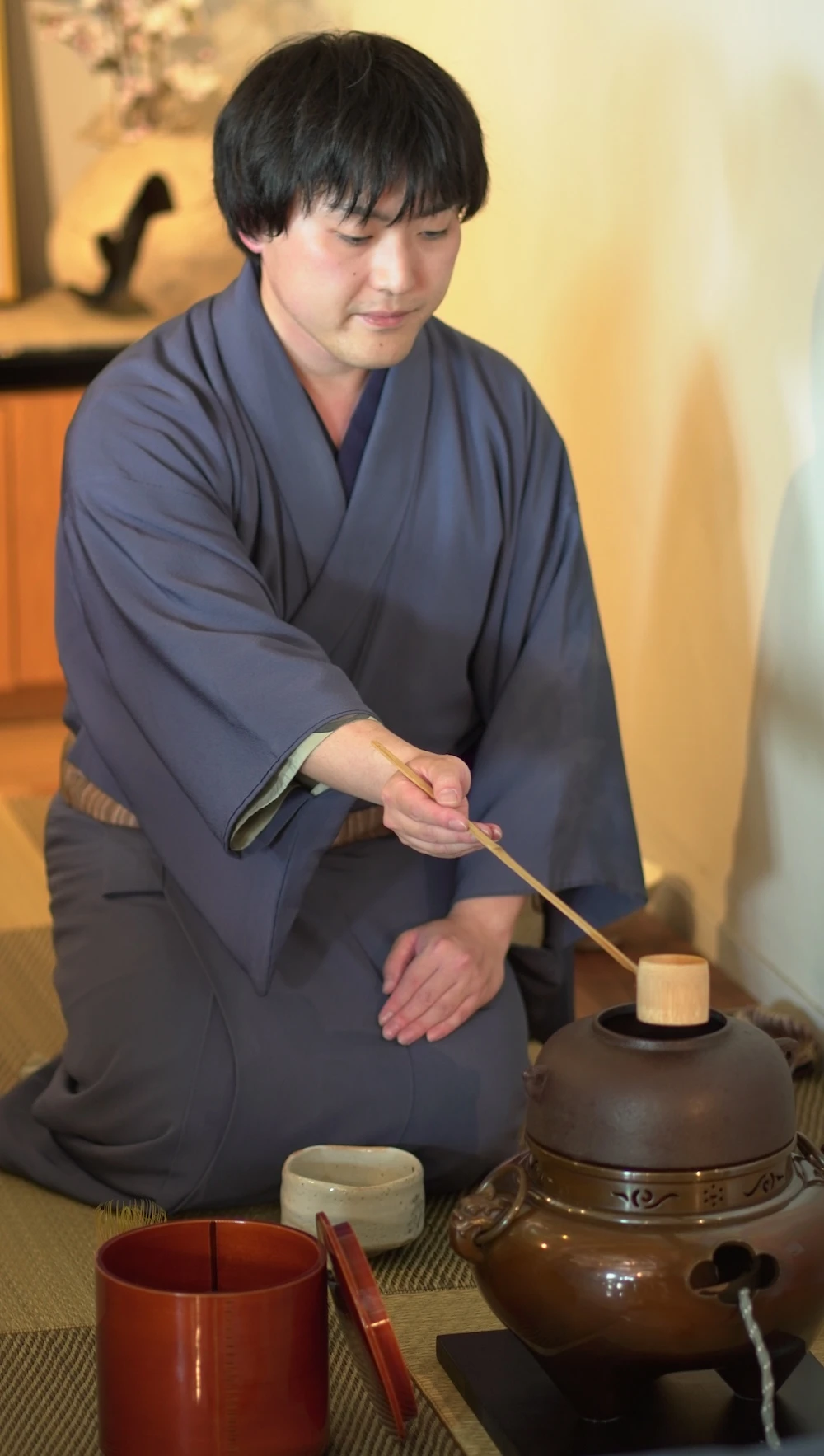 茶道講師泉谷先生の様子