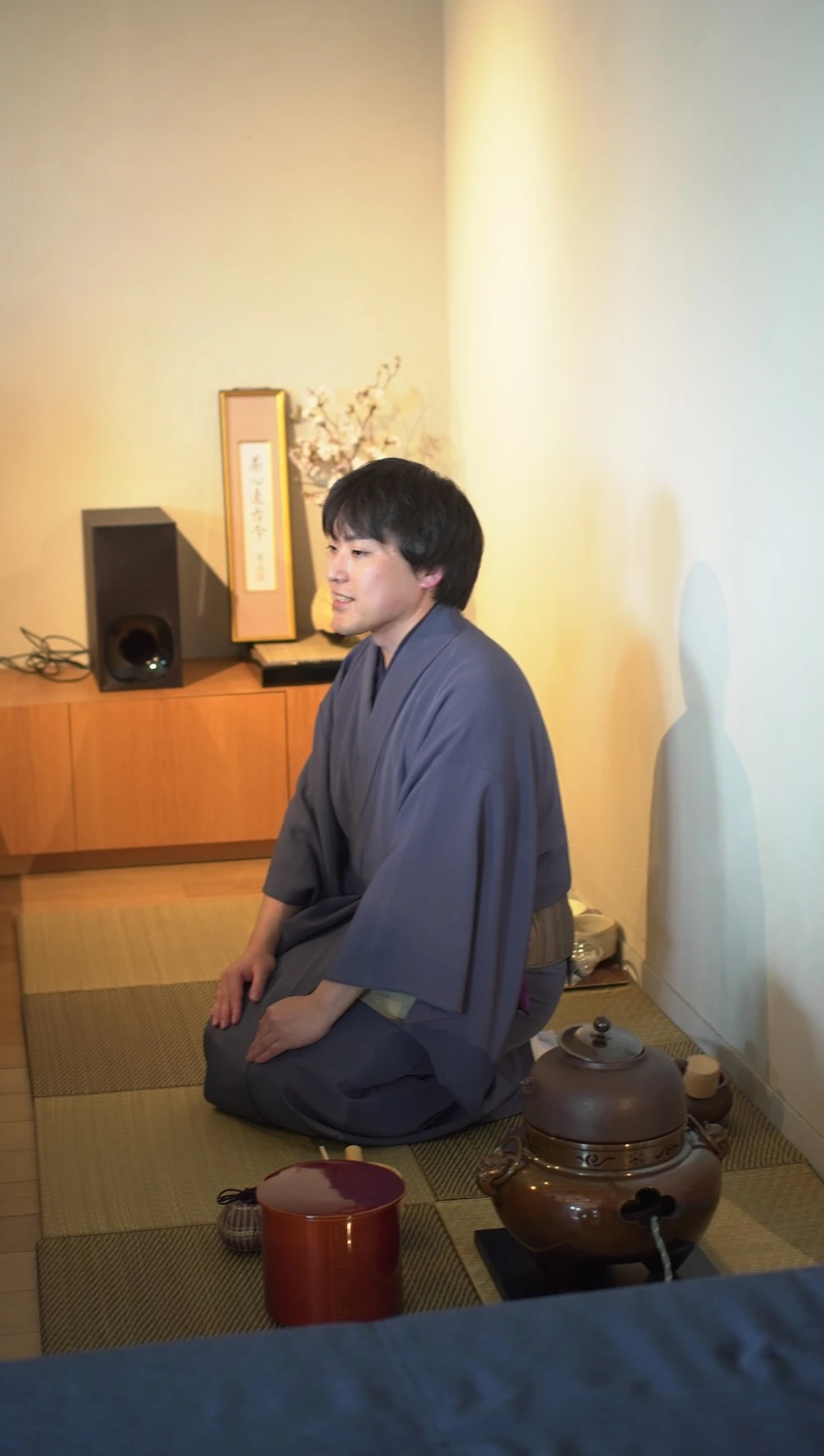 泉谷先生の美しいお点前の様子