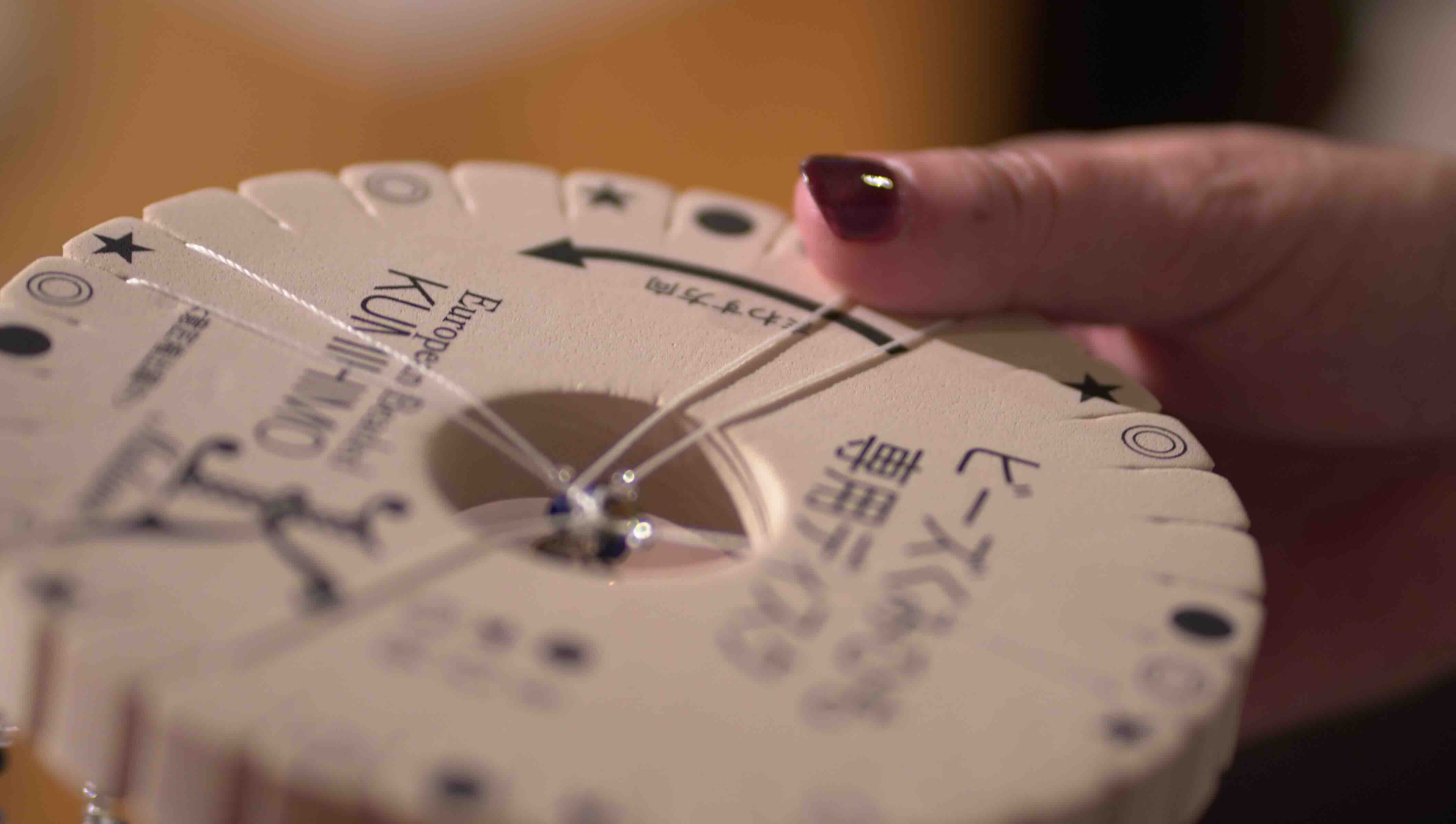 ビーズくみひもを制作している様子