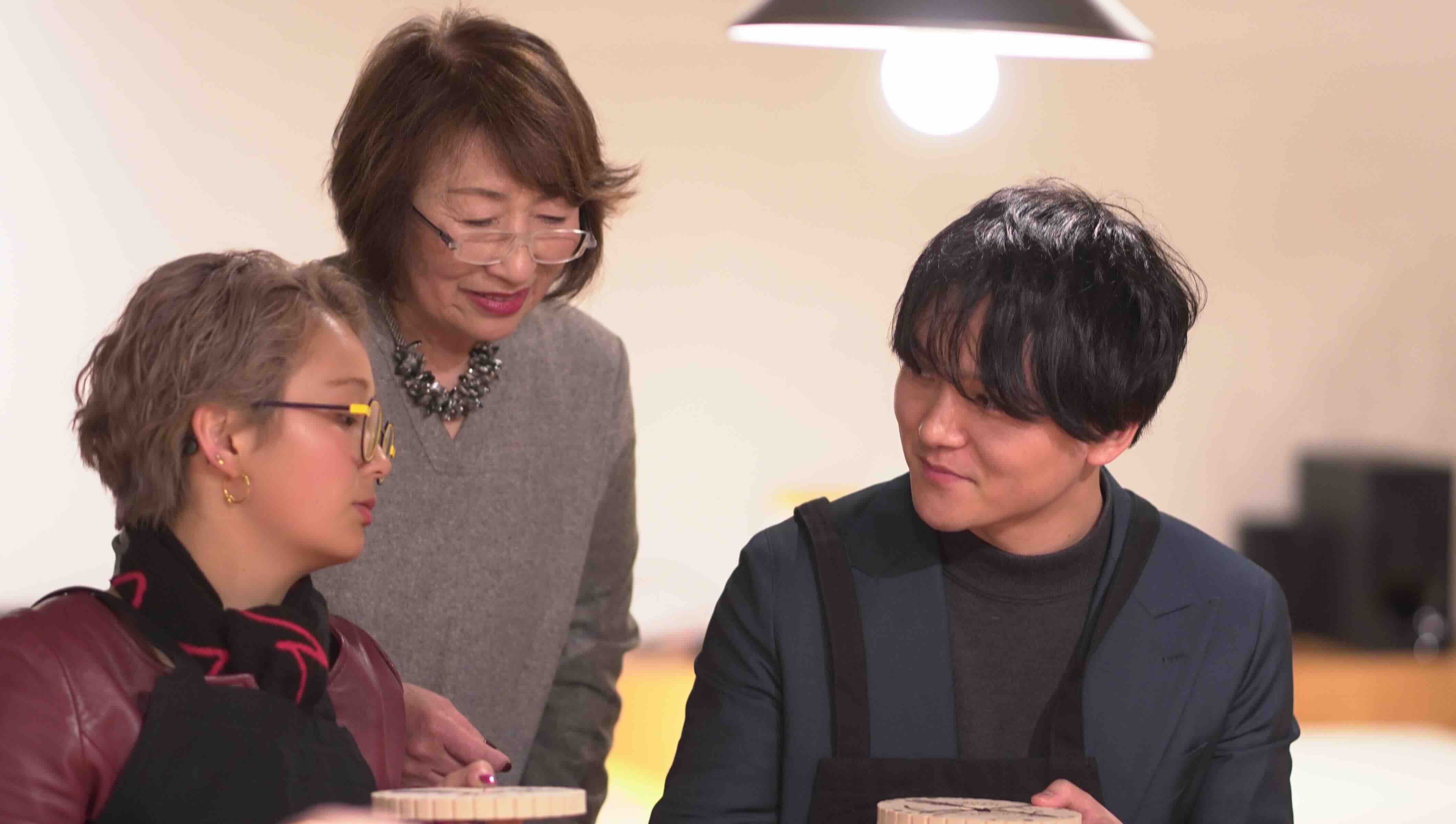 ビーズくみひもを制作している様子