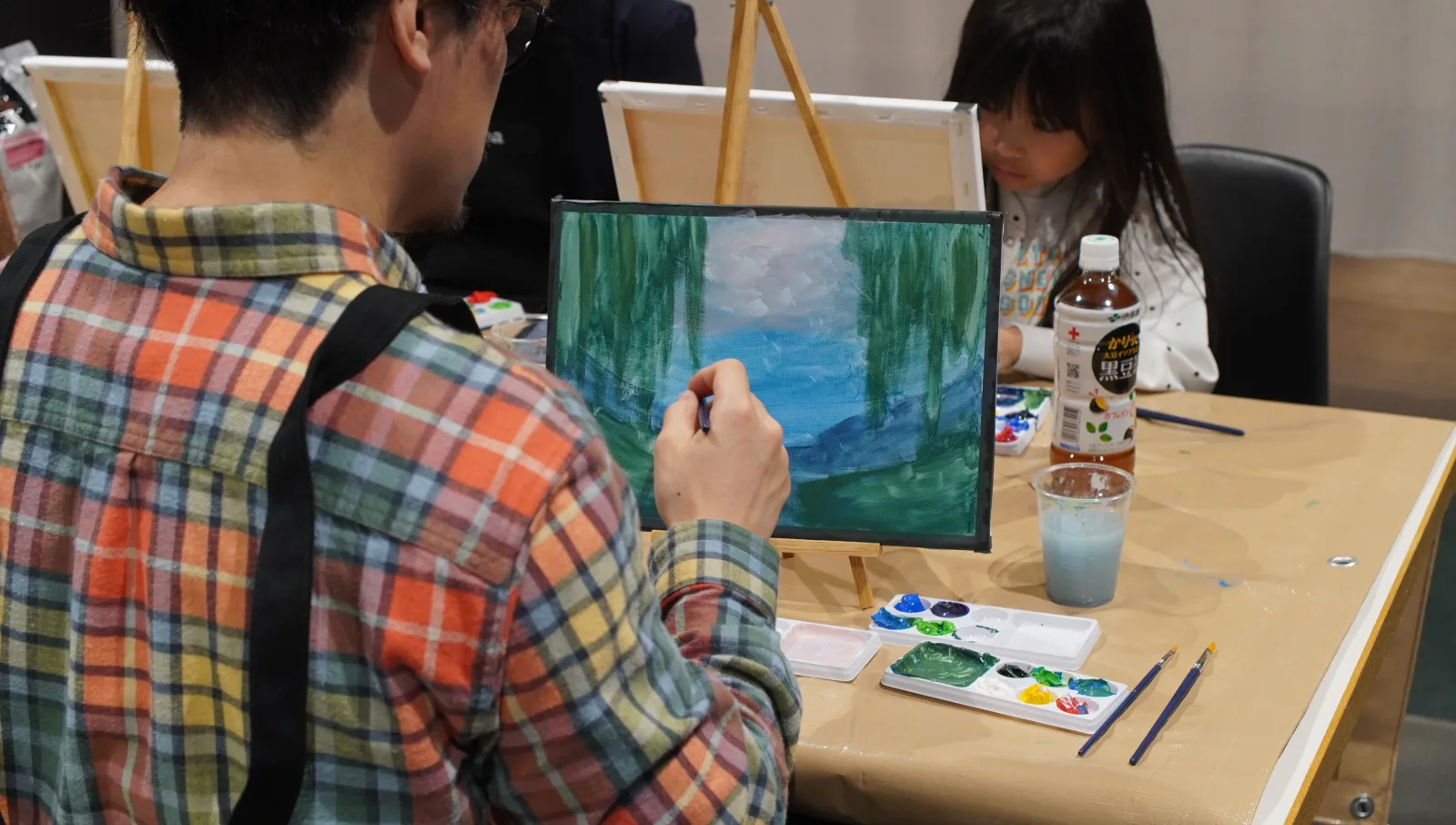 集中して制作する参加者