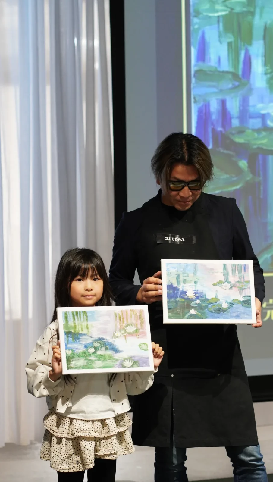 完成した作品を手にした記念写真