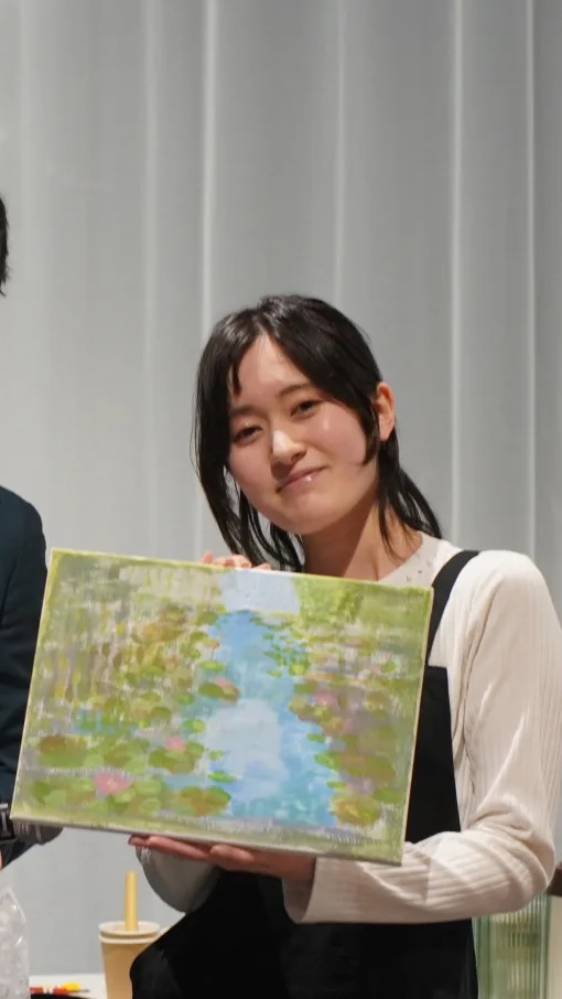 完成した作品を手に笑顔の参加者