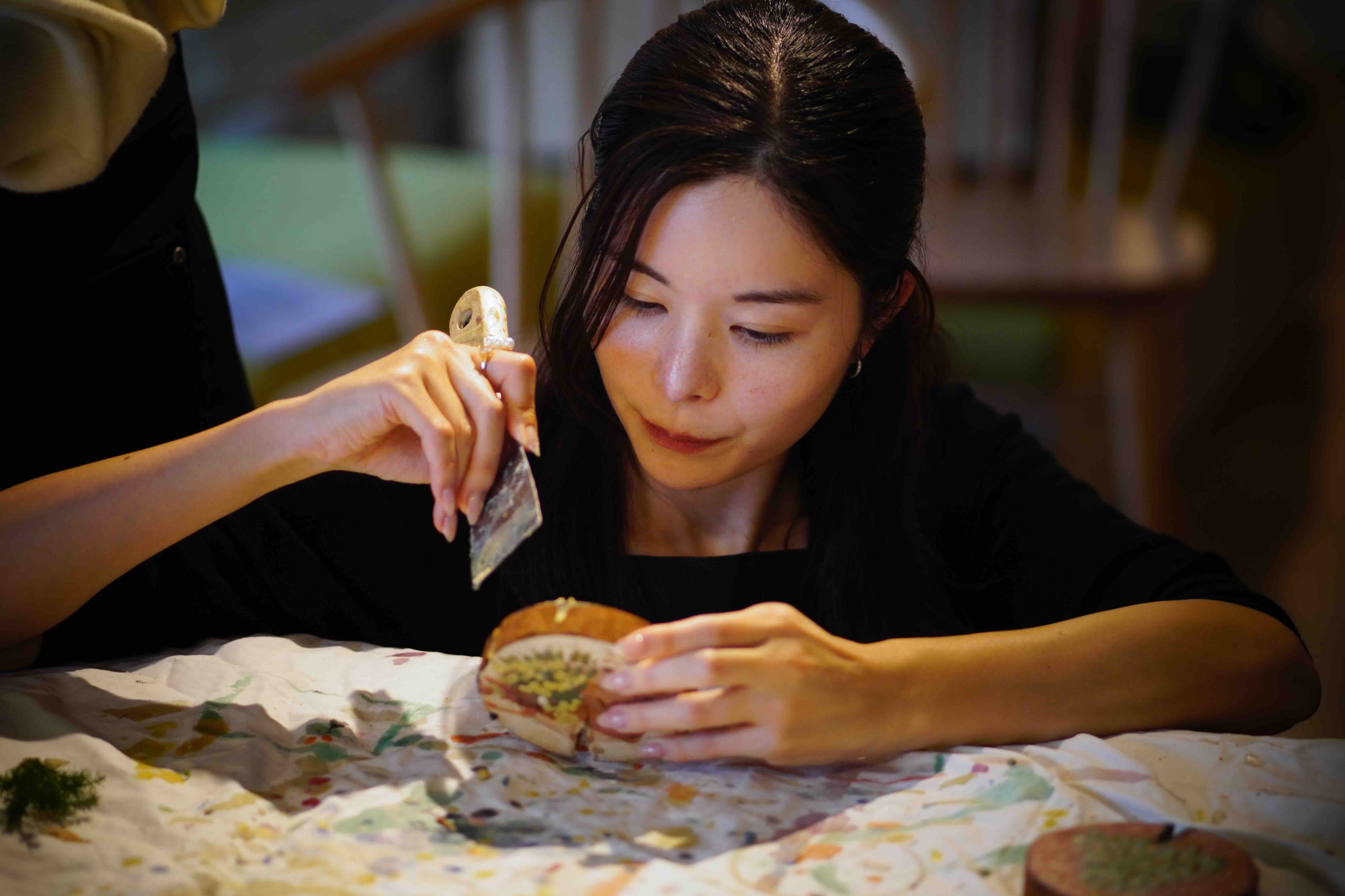蜜蝋を削っている様子