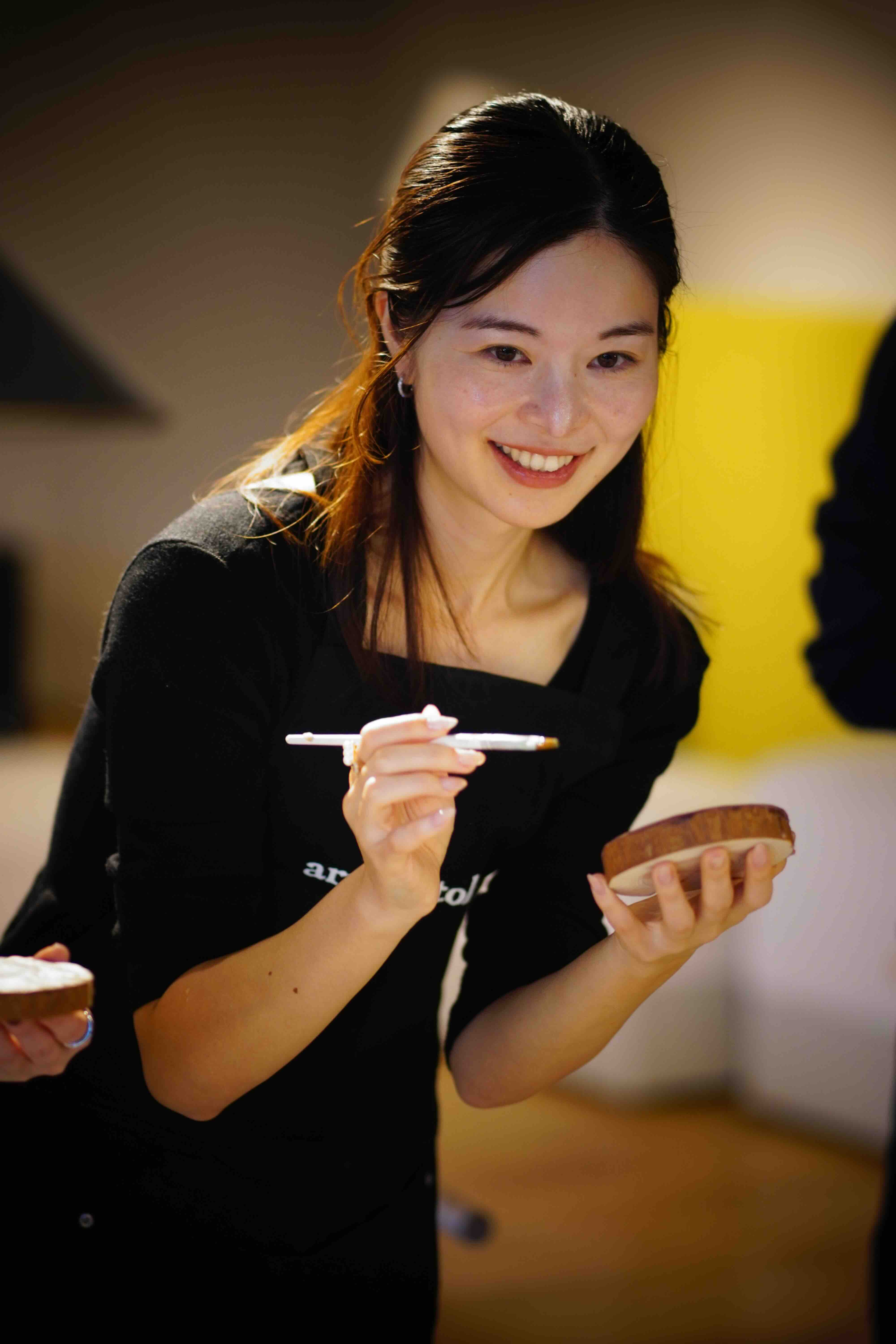 蜜蝋を塗り重ねている様子