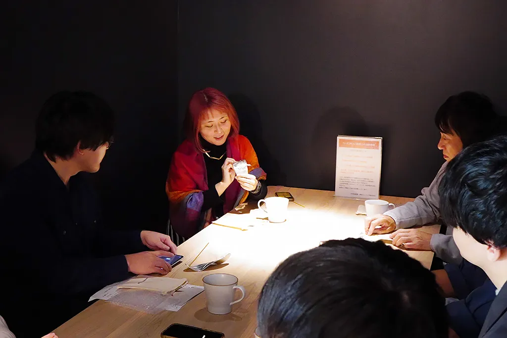 作品完成後の感想共有タイム - 完成した作品を並べて鑑賞し合っている様子、参加者が感想を共有している様子