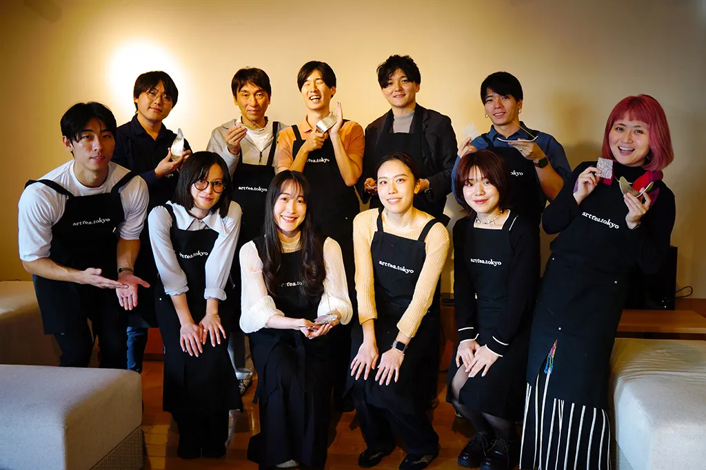 参加者全員での集合写真 - 完成したお香たてを手に持った参加者たち