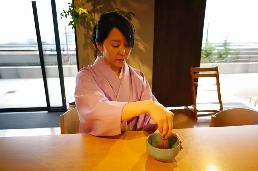 お茶を点てている様子