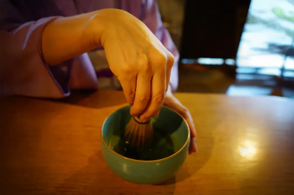 お茶を点てている様子