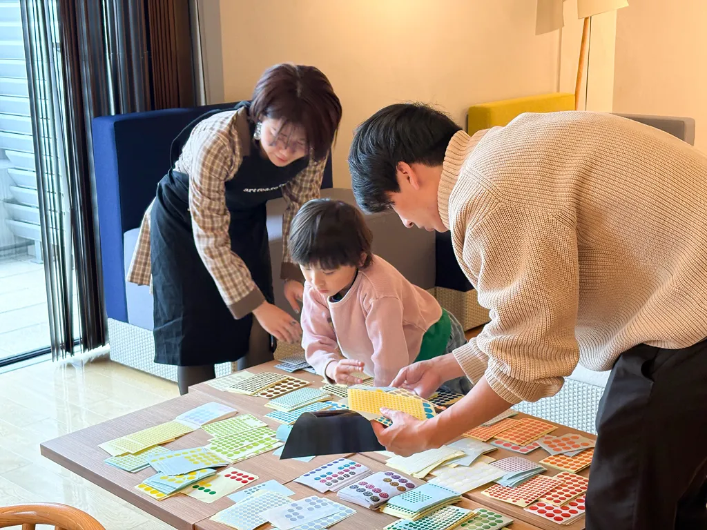 シールを貼っている参加者の様子