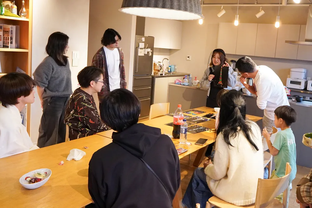 作品完成後の感想共有タイム - 完成した作品を並べて鑑賞し合っている様子、参加者が感想を共有している様子