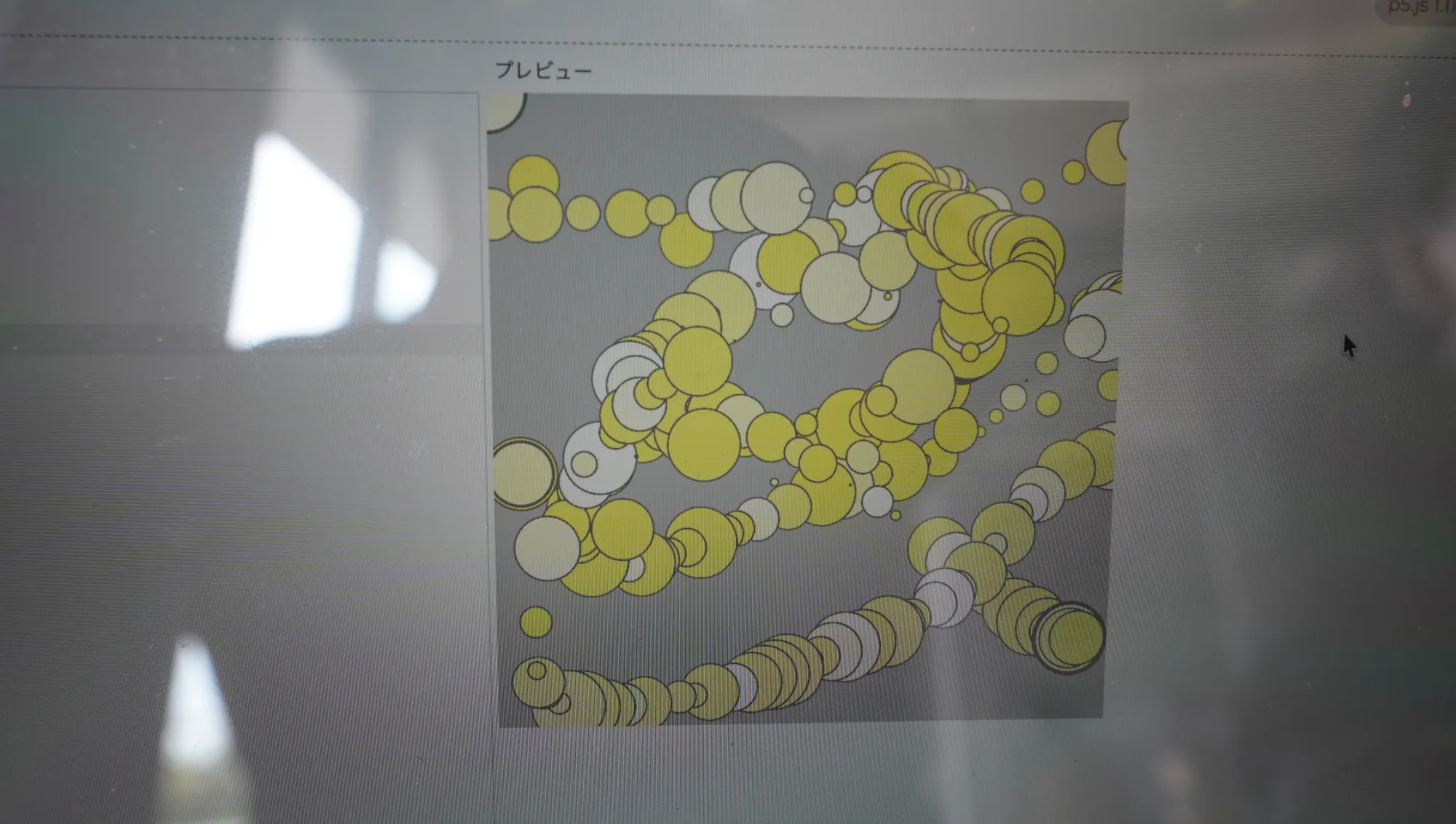 黄色を基調とした作品制作の様子