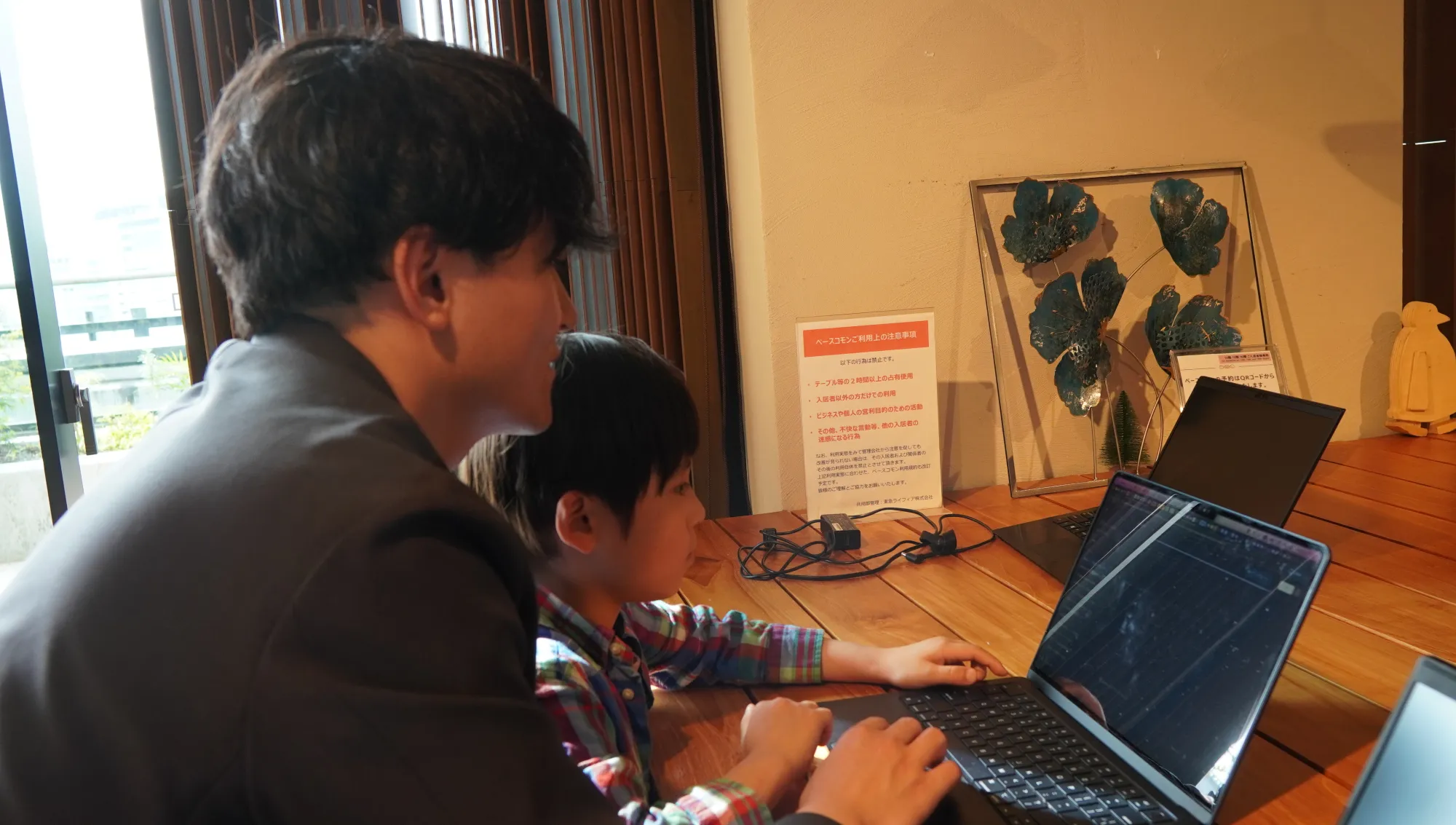世代を超えてアート制作に取り組む参加者たち