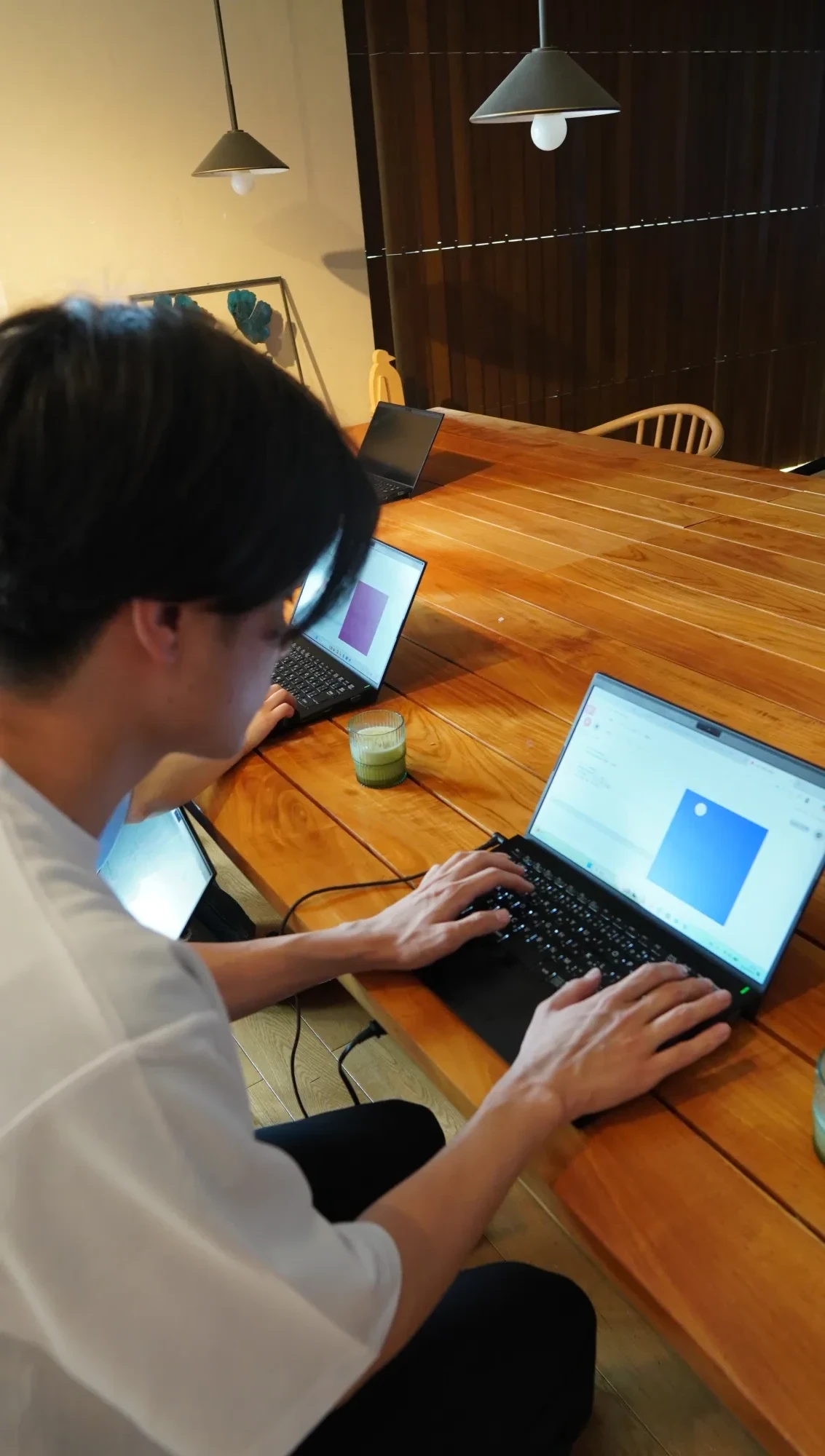 画面に集中して制作に取り組む参加者の様子