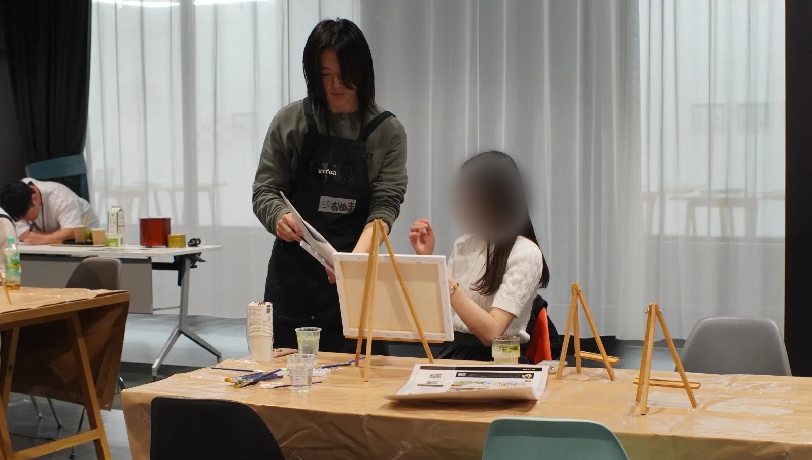 講師が参加者の隣でサポートする様子