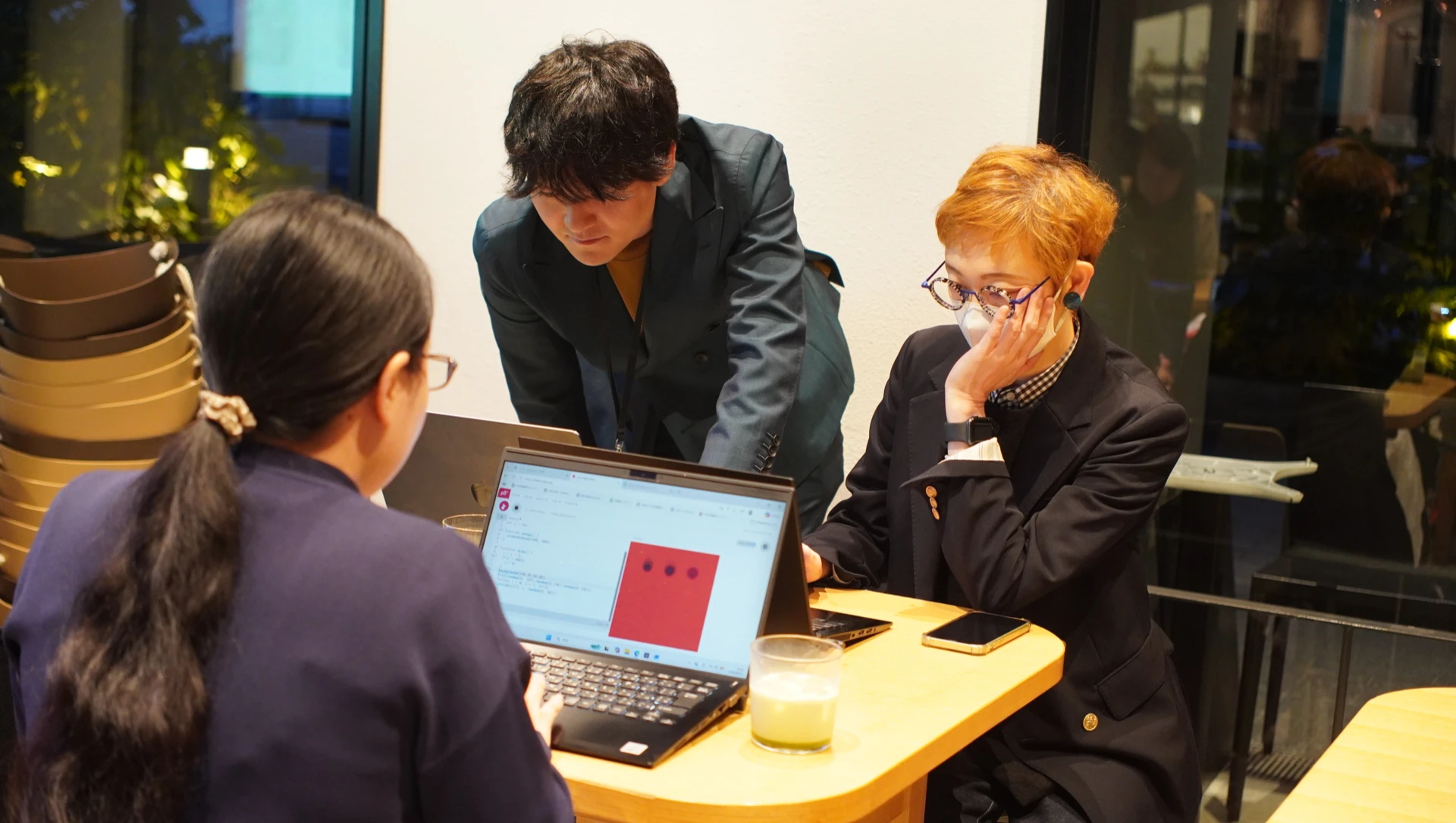 複数の参加者が制作に取り組んでいる様子